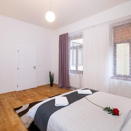 Luxury Apartment In The Center Of Прага Екстер'єр фото