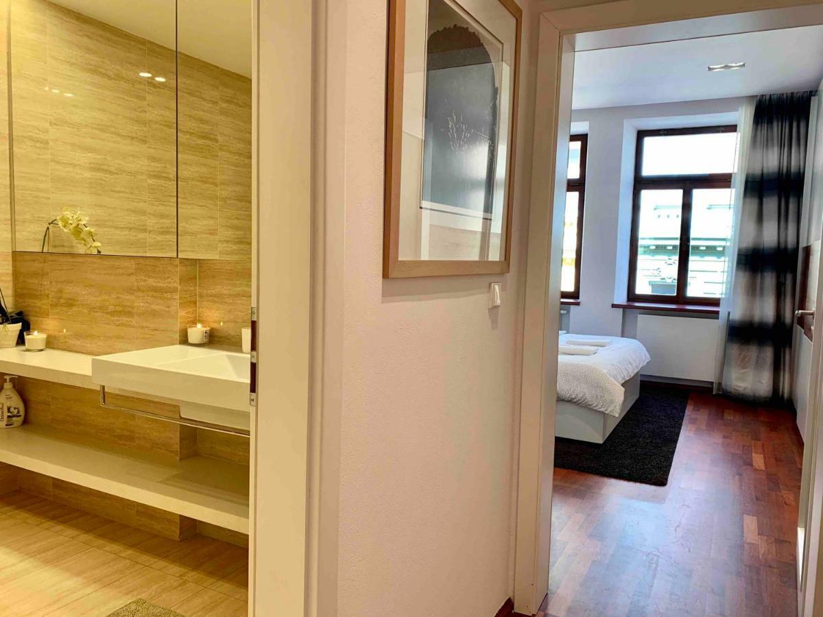 Luxury Apartment In The Center Of Прага Екстер'єр фото