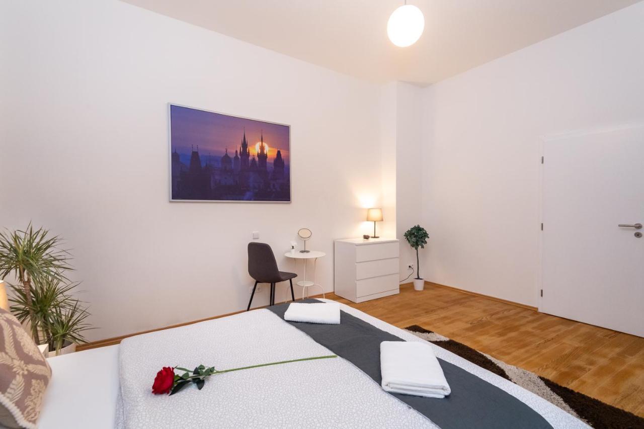 Luxury Apartment In The Center Of Прага Екстер'єр фото